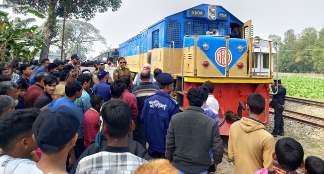 বুড়িমারী এক্সপ্রেসের যাত্রা বিরতির দাবিতে ট্রেন থামিয়ে মানববন্ধন