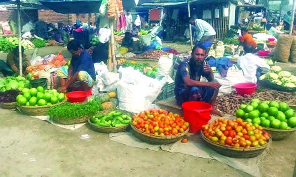 সবজি ও পেঁয়াজের বাজারে পণ্য আছে ক্রেতা নেই