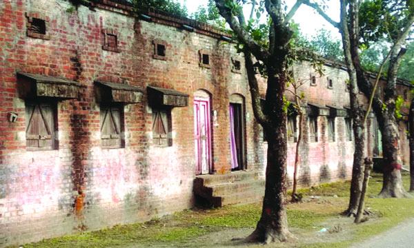 লালমনিরহাটে রেলের বেদখল কোয়ার্টার উদ্ধারে উদ্যোগ নেই