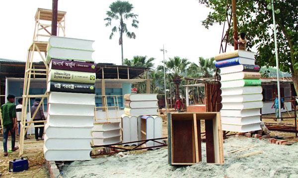 রঙ-ব্রাশের মাখামাখিতে চূড়ান্ত প্রস্তুতি নিচ্ছে অমর একুশের গ্রন্থমেলা