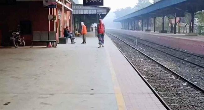‘স্টেশনে এসে জানলাম ট্রেন বন্ধ, কাছে যা আছে তাতে বাস ভাড়া হবে না’