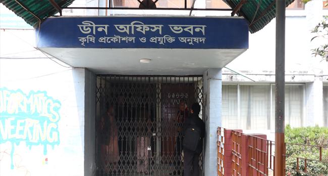 বাকৃবিতে শ্রেণিকক্ষ সঙ্কট ও অব্যবস্থাপনায় শিক্ষার্থীদের প্রতিবাদ