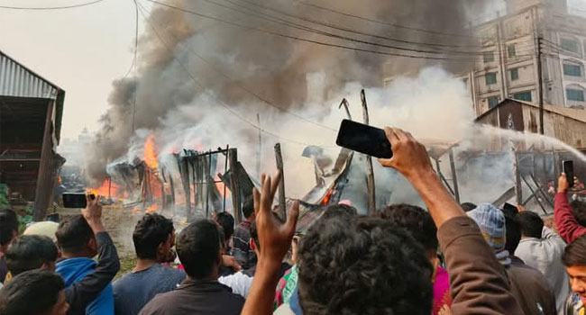 গাজীপুরে ফলের আড়তে আগুন