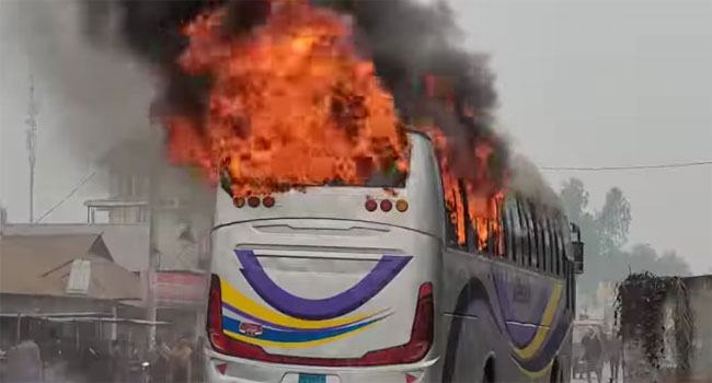 ভূরুঙ্গামারীতে দাঁড়িয়ে থাকা বাসে আগুন