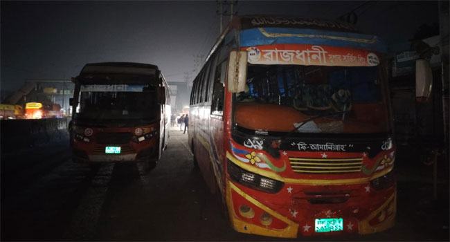 রাজধানী পরিবহনের ১২টি বাস আটক করল জাবি শিক্ষার্থীরা