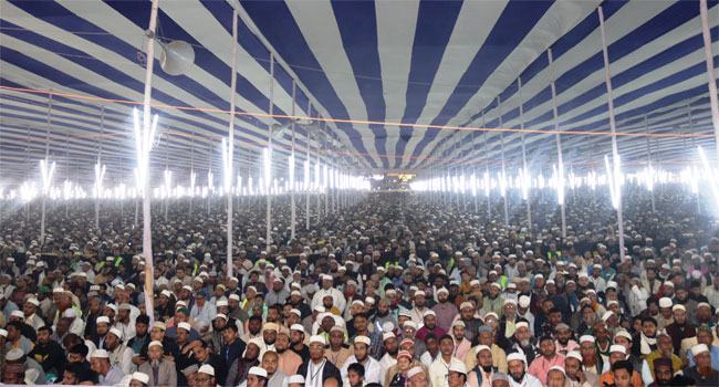 চট্টগ্রামে আজহারির মাহফিল ঘিরে কয়েক কিলোমিটারজুড়ে মানুষের সমাগম