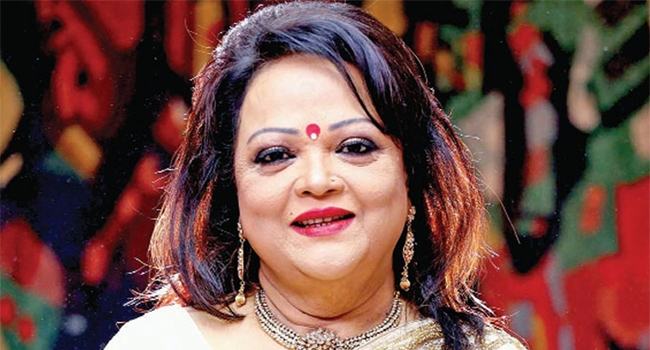 গান গাইতে গাইতে মঞ্চেই লুটিয়ে পড়লেন সাবিনা ইয়াসমিন