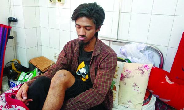 রেজওয়ানকে কোপাতে থাকে ছাত্রলীগ