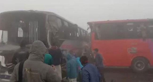 রংপুর মহাসড়কে ঘন কুয়াশার কারণে দুর্ঘটনার কবলে ৭ গাড়ি, আহত ৩০