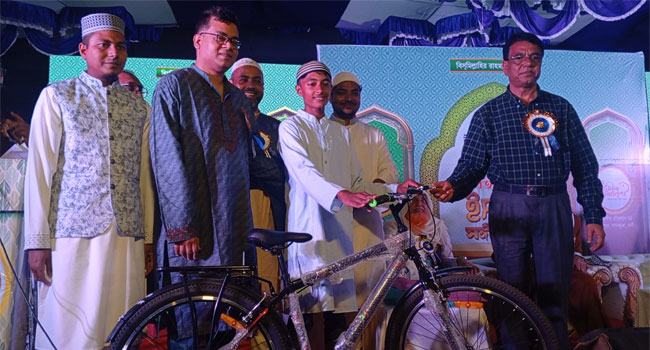৪১ দিন জামাতে নামাজ আদায় করে সাইকেল পেলেন ৪০ কিশোর