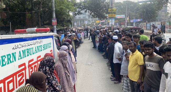 কুমিল্লায় যুবদল নেতা হত্যার বিচার দাবিতে লাশ নিয়ে মানববন্ধন