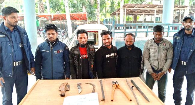 ফকিরহাটে অস্ত্রসহ ৫ ডাকাত গ্রেফতার