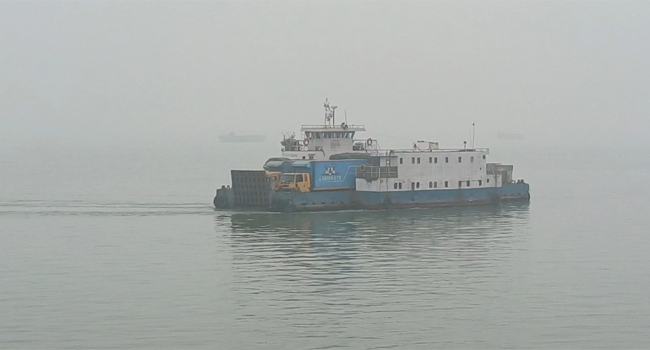 ৮ ঘণ্টা বন্ধ থাকার পর দুই নৌরুটে ফেরি চলাচল শুরু