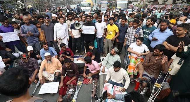 জুলাই গণঅভ্যুত্থানে আহতদের শ্যামলীতে সড়কে অবরোধ, যান চলাচল বন্ধ