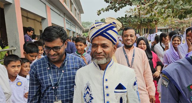 বর সাজিয়ে ঘোড়ার গাড়িতে স্কুল কর্মচারীর রাজকীয় বিদায়