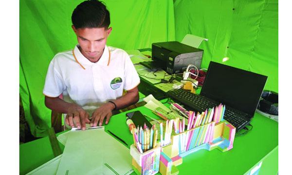 প্লাস্টিক ব্যবহার কমাতে কাগজের কলম তৈরি