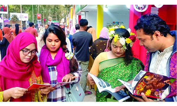 দ্বিতীয় দিনেও মেলা প্রাঙ্গণজুড়ে চলেছে গোছগাছ