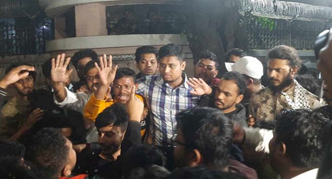 সমন্বয়ক হাসনাতের আশ্বাসে গভীর রাতে যমুনা থেকে সরলেন আন্দোলনে আহতরা