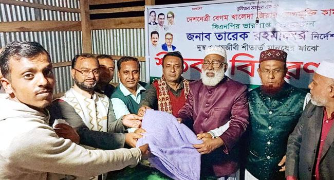 কাউখালীতে শ্রমজীবী মানুষের মাঝে কম্বল বিতরণ