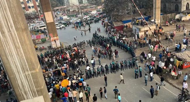 তিতুমীর কলেজ শিক্ষার্থীদের মহাখালী অবরোধ, ট্রেন চলাচল বন্ধ