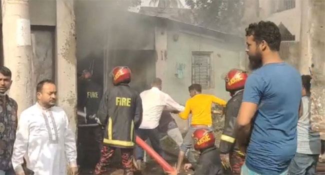 মাধবদীতে মরিয়ম ও আদর্শ টেক্সটাইল মিলে আগুন