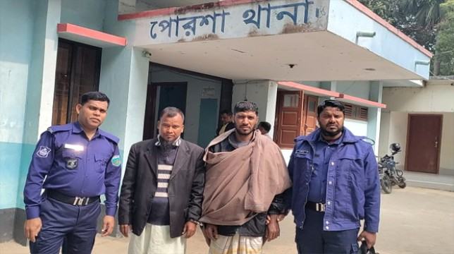 নওগাঁয় বিস্ফোরক মামলার আসামিসহ গ্রেফতার ২