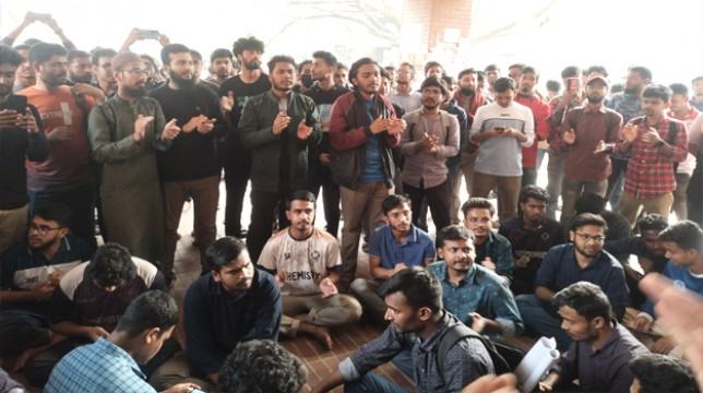 জাবিতে পোষ্য কোটা বাতিলের দাবি শিক্ষার্থীদের, কর্মবিরতির ডাক কর্মকর্তাদের