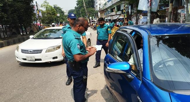 ট্রাফিক আইন লঙ্ঘন করায় ডিএমপিতে ২ হাজার ৫৯৪টি মামলা