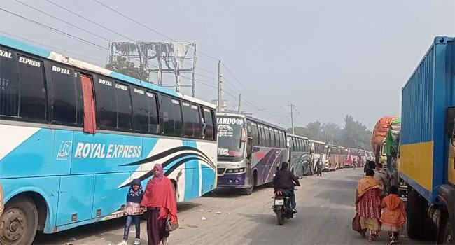 মানিকগঞ্জে ঘন কুয়াশায় চলছে না ফেরি