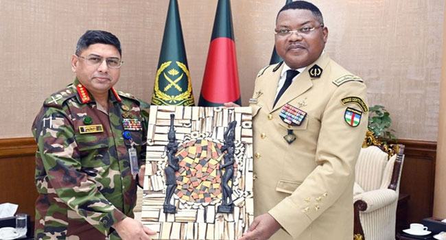সেনাবাহিনী প্রধানের সাথে সেন্ট্রাল আফ্রিকান রিপাবলিকের সশস্ত্র বাহিনীর চিফ অব স্টাফের সাক্ষাৎ