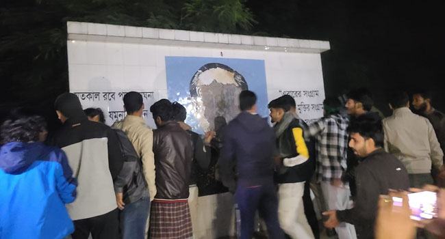 রোকেয়া বিশ্ববিদ্যালয় ও কারমাইকেল কলেজের ফ্যাসিবাদের সব চিহ্ন মুছে দিলো শিক্ষার্থীরা