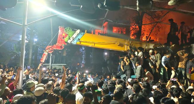 ক্রেন দিয়ে ভাঙা হচ্ছে শেখ মুজিবের বাড়ি