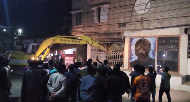 চুয়াডাঙ্গায় শেখ মুজিবের ম্যুরাল ও আ'লীগ কার্যালয় গুঁড়িয়ে দিল ছাত্র-জনতা
