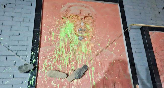 জাবিতে শেখ মুজিবের ম্যুরাল ও গ্রাফিতি ভেঙ্গে দিল শিক্ষার্থীরা