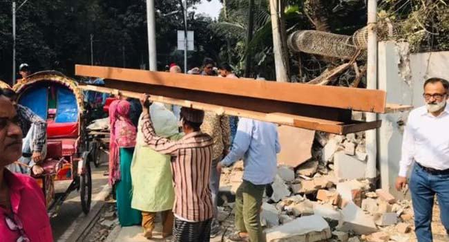 ধানমন্ডি ৩২ : বাড়ির কাঠামো খুলে নিয়ে যাচ্ছে অনেকে