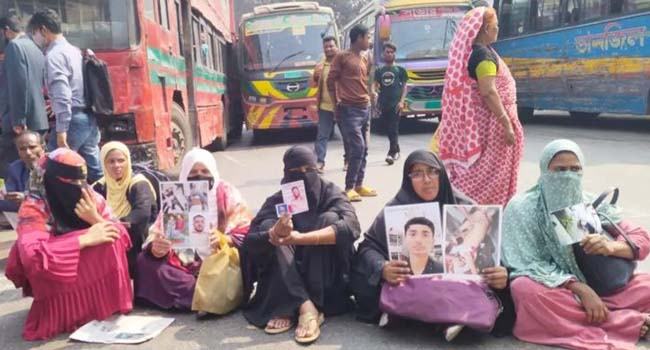 শেখ হাসিনার বিচারের দাবিতে শাহবাগ অবরোধ