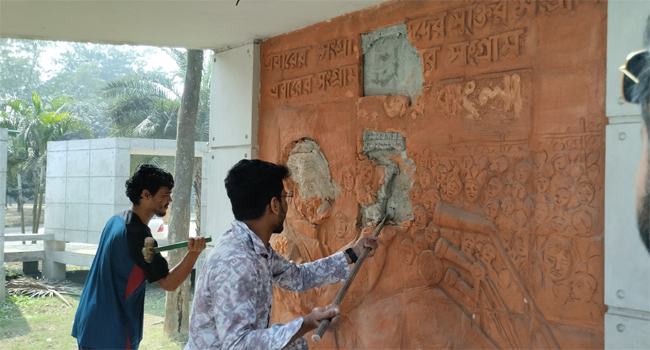 হাবিপ্রবিতে মুজিব পরিবারের ম্যুরাল ও নামফলক মুছে দিলো শিক্ষার্থীরা