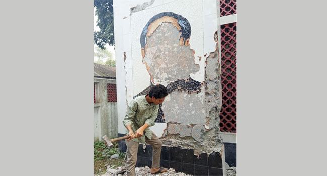পাকুন্দিয়ায় বঙ্গবন্ধুর ম্যুরাল ভেঙে দিলো ছাত্ররা-জনতা