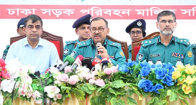ছিনতাই প্রতিরোধে ট্রাফিক সার্জেন্টদের দেয়া হচ্ছে ক্ষুদ্র অস্ত্র : ডিএমপি কমিশনার