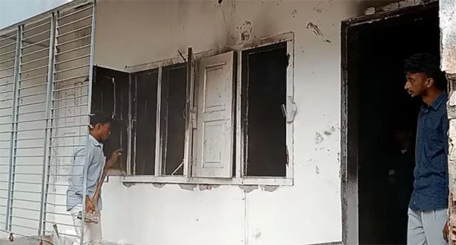 ঝালকাঠিতে আমুর বাসভবন ও তার নামে থাকা প্রতিষ্ঠানের নামফলক ভাঙচুর