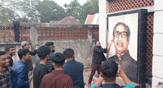 কুলাউড়ায় ভেঙে দেয়া হলো শেখ মুজিবের ম্যুরাল