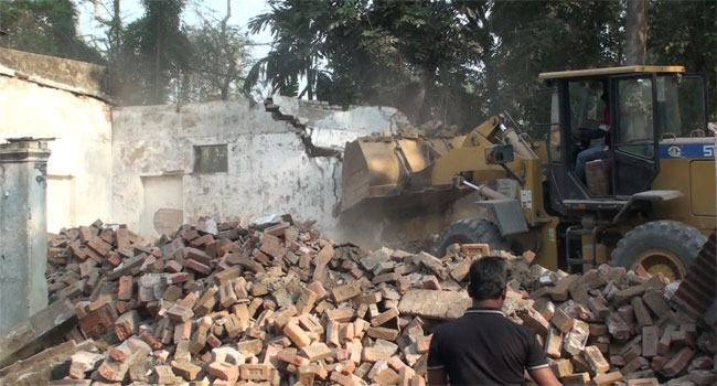 নাটোরে জেলা আওয়ামী লীগের কার্যালয় গুঁড়িয়ে দিল ছাত্র-জনতা