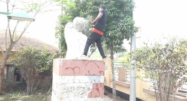 মোংলায় ভেঙে দেয়া হলো শেখ মুজিবের ম্যুরাল