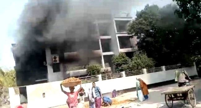 আ’লীগের সাবেক পররাষ্ট্র প্রতিমন্ত্রীর বাড়িতে বিক্ষুব্ধ জনতার আগুন