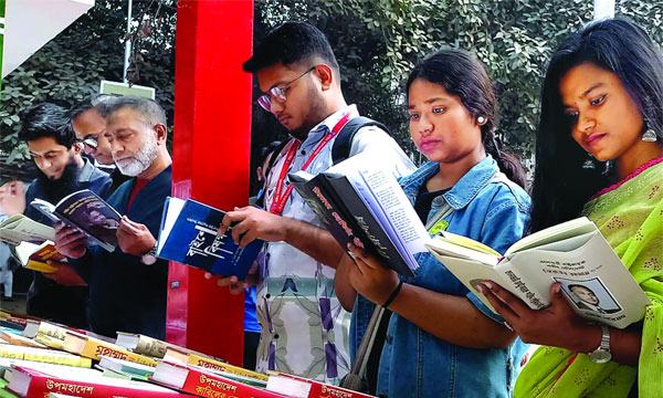 নতুন বইয়ে পিছিয়ে নেই তারকারা