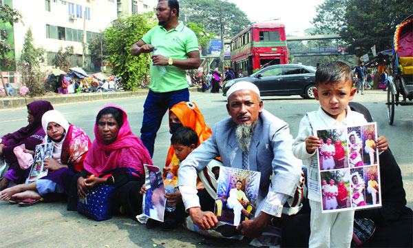 পাঁচ দাবিতে অভ্যুত্থানে শহীদ পরিবারের শাহবাগ অবরোধ