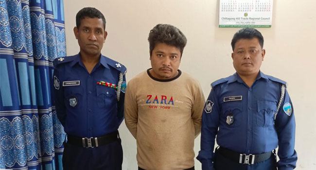 পানছড়িতে যৌথবাহিনীর অভিযানে অস্ত্রসহ আটক ১