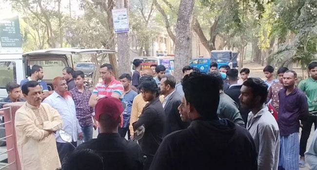 রায়পুরায় ইউপি চেয়ারম্যানের বাড়িতে হামলা, গুলিবিদ্ধ হয়ে গৃহবধূ নিহত