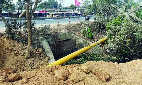 ভালুকায় মাটি ফেলে সরকারি খাল ভরাট