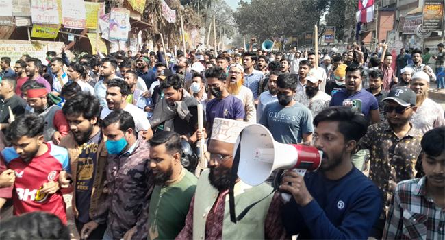 গাজীপুরে বৈষম্যবিরোধী ছাত্র-জনতার বিক্ষোভ চলছে